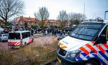 Honderden demonstranten zorgen voor onrust in Haagse Vogelwijk