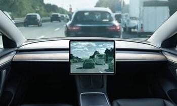 Dronken man stapt na 8 glazen alcohol op passagiersstoel en laat auto zelf naar huis rijden