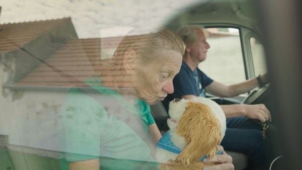 Wil heeft Alzheimer, haar Hans (70) rijdt haar in een camper door heel Europa: ‘Dat is mijn plicht’