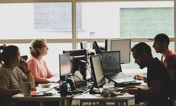 Thuiswerken blijft populair ondanks strengere werkgevers (die soms met klem vragen naar kantoor te komen)