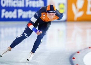 Joy Beune shows Jenning de Boo who is boss over 3,000 metres