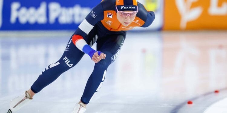 Joy Beune shows Jenning de Boo who is boss over 3,000 metres