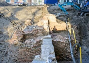 Archaelogists find foundations of gate to power at Binnenhof