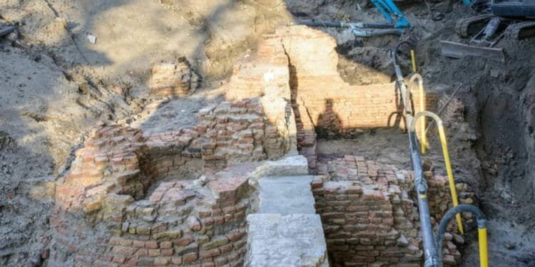 Archaelogists find foundations of gate to power at Binnenhof