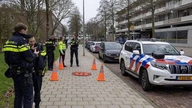 Politie deelt beelden van verdachten aanslag bij joodse school