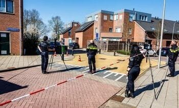 Neergeschoten Iraniër werkt bij politie en is ernstig gewond