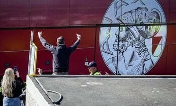 Ajaxbus kort stilgezet door groep met fakkels op snelweg A4