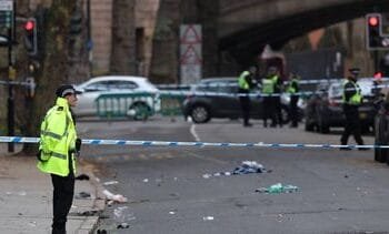 Auto rijdt in op voetgangers in Britse stad Derby