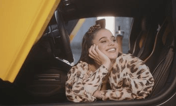 Elieve rijdt haar auto aan gort in de drive-thru: ‘Jij kan ook niets!’