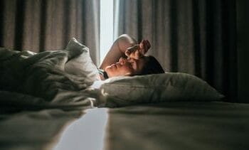 Dit is waarom je op een vreemde plek slecht slaapt