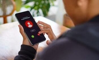 vertrouwde stemmen met AI nagemaakt