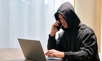 ‘Meld je, of je komt herkenbaar online’