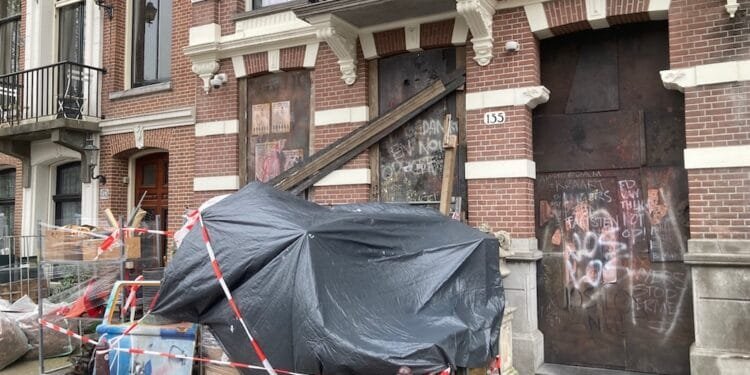 Brad Pitt and crew take over Amsterdam’s canals for film shoot