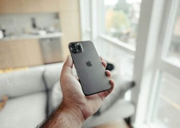 Deze kabel heeft iedereen in huis en vernielt stilletjesaan je smartphone