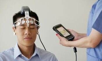 Onderzoek naar waarom ADHD’ers soms dagdromen of afgeleid zijn: ‘Brein schakelt naar slaapstand’