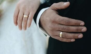 Gen Z-mannen geloven vaker dat vrouwen hun man moeten gehoorzamen dan ouderen