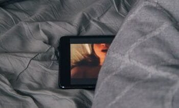 Is porno kijken goed voor je relatie? Dit zegt een onderzoeker