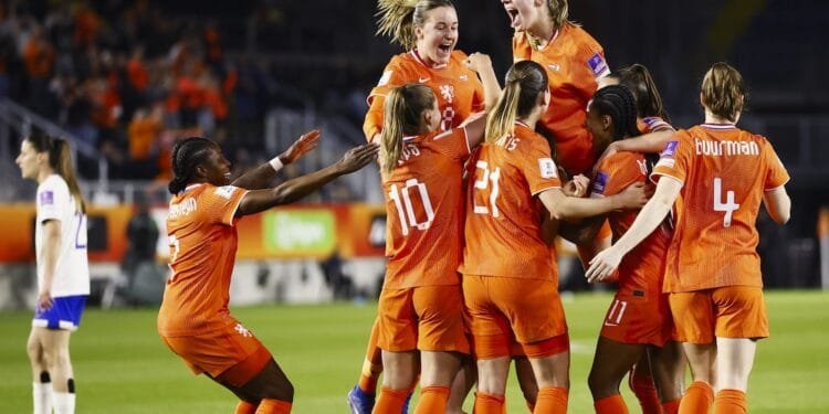 Dutch women beat France, head World Cup qualifier group