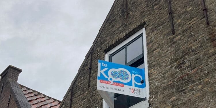 House prices rose 5% in the year to March as market levels off