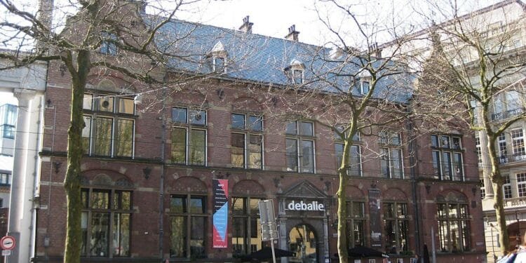 Russian artist refused entry to Netherlands over asylum fears