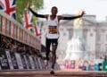 Keniaan Sawe wint marathon in wereldrecord van onder de 2 uur