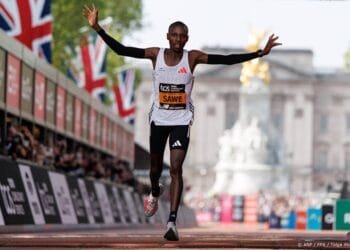 Keniaan Sawe wint marathon in wereldrecord van onder de 2 uur