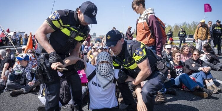 Mass arrests following motorway climate protest near Utrecht