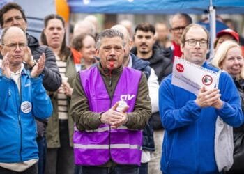 Civil servants set for 2.7% pay rise after months of strikes