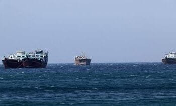 Schepen beschoten in de Straat van Hormuz