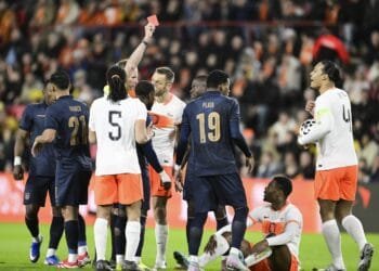 Dumfries dismissed as Netherlands dig in to draw with Ecuador