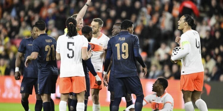 Dumfries dismissed as Netherlands dig in to draw with Ecuador