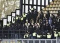 ME ontruimt vak met PEC-fans bij IJsselderby om gezichtsbedekking