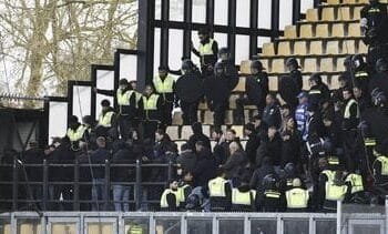 ME ontruimt vak met PEC-fans bij IJsselderby om gezichtsbedekking