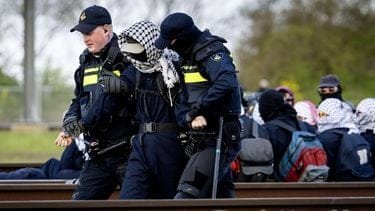 Politie verwijdert bezetters Betuwelijn, tientallen aanhoudingen