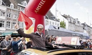 Afzwaaiende koersdirecteur Van Vliet vlagt 60e Gold Race in gang