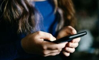 Kwart Nederlanders checkt stiekem telefoon partner