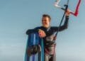 Ex-wereldkampioen kitesurfen Kevin (37) maakt bizarre trip: ‘Geen gekkenwerk’