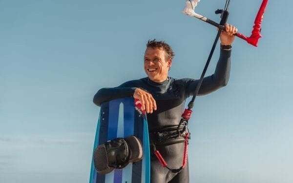 Ex-wereldkampioen kitesurfen Kevin (37) maakt bizarre trip: ‘Geen gekkenwerk’