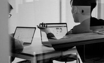 Eerste ontslagrondes door AI zijn een feit: vakbonden maken zich zorgen