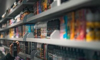 Honderden winkels verkopen nog steeds verboden vapes: ‘Onthutsend’