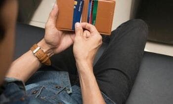 Mannen houden vaker geld over, maar zitten óók vaker in de schulden