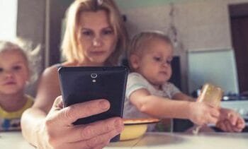 Dit gebeurt er als je als ouder steeds op je telefoon zit
