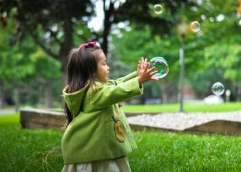 Slechts een vijfde van de kinderen haalt twee uur buitenspelen per dag: kids hebben het te druk