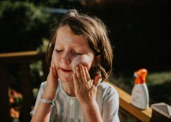Is zonnebrandcrème schadelijk? Dermatoloog rekent af met hardnekkige fabels