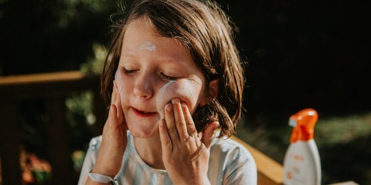 Is zonnebrandcrème schadelijk? Dermatoloog rekent af met hardnekkige fabels