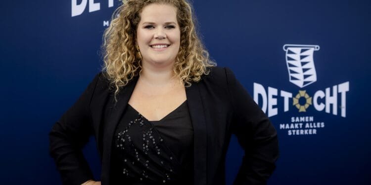 Iris Kroes (winnares 2012) laat in lied horen of er leven na The voice is: ‘Nooit meer van gehoord, die harpmeid die geen hits scoort’
