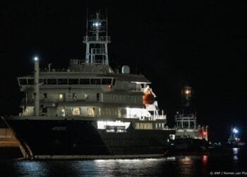 Hondius in haven van Granadilla, gaat voor anker