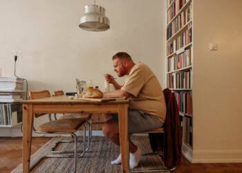 Onderzoekers waarschuwen: lange werkweken vergroten kans op obesitas, 4 dagen werken kan helpen