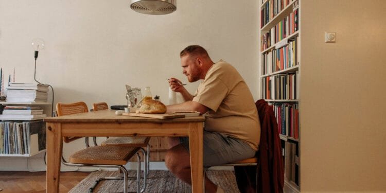 Onderzoekers waarschuwen: lange werkweken vergroten kans op obesitas, 4 dagen werken kan helpen