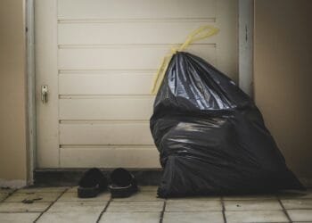 Nathalie (38) in Burenruzies: ‘De buren trekken met hun lekkende vuilniszakken een spoor door het hele gebouw’